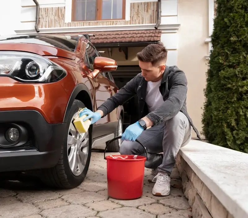 Lavage auto à domicile Ouistreham : professionnel intervenant sur un véhicule